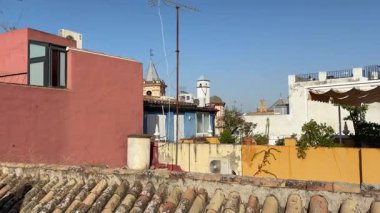 İspanya: Sevilla çatılarında panoramik tarama kentsel ufuk çizgisini, tarihi mimariyi, terasları ve akşam atmosferini gösteriyor.