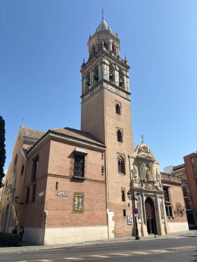 İspanya 14 Ağustos 2025: İspanya 'nın Sevilla kentsel sahneleri, Gotik ve Rönesans' tan modern tasarımlara kadar tarihi ve çağdaş mimarinin bir karışımını sergileyerek kentin zengin kültür mirasını yansıtıyor.