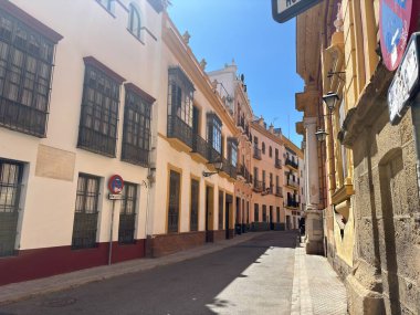 İspanya 14 Ağustos 2025: İspanya 'nın Sevilla kentsel sahneleri, Gotik ve Rönesans' tan modern tasarımlara kadar tarihi ve çağdaş mimarinin bir karışımını sergileyerek kentin zengin kültür mirasını yansıtıyor.