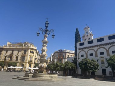 İspanya 14 Ağustos 2025: İspanya 'nın Sevilla kentsel sahneleri, Gotik ve Rönesans' tan modern tasarımlara kadar tarihi ve çağdaş mimarinin bir karışımını sergileyerek kentin zengin kültür mirasını yansıtıyor.