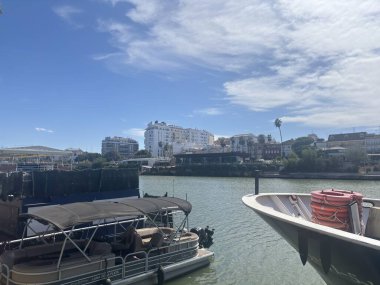 İspanya 14 Ağustos 2025: İspanya 'nın Sevilla kentsel sahneleri, Gotik ve Rönesans' tan modern tasarımlara kadar tarihi ve çağdaş mimarinin bir karışımını sergileyerek kentin zengin kültür mirasını yansıtıyor.