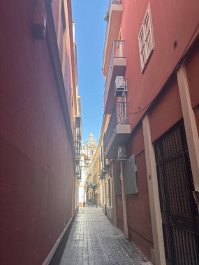 İspanya 14 Ağustos 2025: İspanya 'nın Sevilla kentsel sahneleri, Gotik ve Rönesans' tan modern tasarımlara kadar tarihi ve çağdaş mimarinin bir karışımını sergileyerek kentin zengin kültür mirasını yansıtıyor.