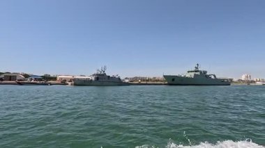 Lagos, Portekiz limanına demirlemiş savaş gemileri görünür güverteler, gövdeler ve silahlarla donanma gücü ve askeri denizcilik tasarımı vurgulanıyor..