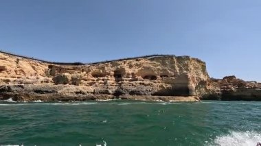 Portekiz: Lagos, Portekiz 'den gelen manzaralı bir tekne gezisi, dramatik uçurumlar, gizli mağaralar ve kristal berrak suların yer aldığı güney kıyı şeridini nefes kesici bir şekilde gösteriyor.
