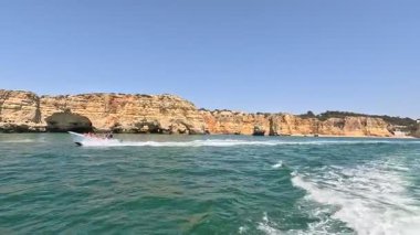 Portekiz: Lagos, Portekiz 'den gelen manzaralı bir tekne gezisi, dramatik uçurumlar, gizli mağaralar ve kristal berrak suların yer aldığı güney kıyı şeridini nefes kesici bir şekilde gösteriyor.