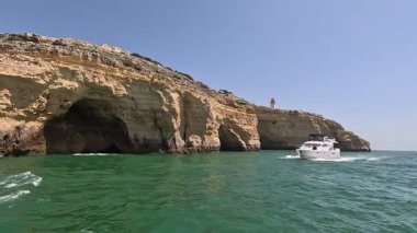 Portekiz: Lagos, Portekiz 'den gelen manzaralı bir tekne gezisi, dramatik uçurumlar, gizli mağaralar ve kristal berrak suların yer aldığı güney kıyı şeridini nefes kesici bir şekilde gösteriyor.