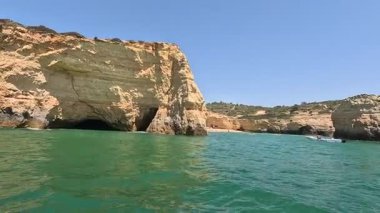 Portekiz: Lagos, Portekiz 'den gelen manzaralı bir tekne gezisi, dramatik uçurumlar, gizli mağaralar ve kristal berrak suların yer aldığı güney kıyı şeridini nefes kesici bir şekilde gösteriyor.