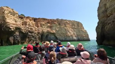 Portekiz: Lagos, Portekiz 'den gelen manzaralı bir tekne gezisi, dramatik uçurumlar, gizli mağaralar ve kristal berrak suların yer aldığı güney kıyı şeridini nefes kesici bir şekilde gösteriyor.