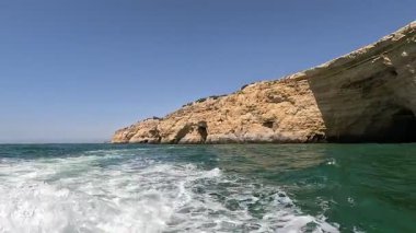 Portekiz: Lagos, Portekiz 'den gelen manzaralı bir tekne gezisi, dramatik uçurumlar, gizli mağaralar ve kristal berrak suların yer aldığı güney kıyı şeridini nefes kesici bir şekilde gösteriyor.