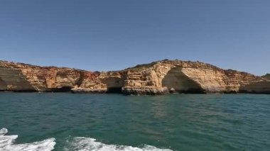 Portekiz: Lagos, Portekiz 'den gelen manzaralı bir tekne gezisi, dramatik uçurumlar, gizli mağaralar ve kristal berrak suların yer aldığı güney kıyı şeridini nefes kesici bir şekilde gösteriyor.