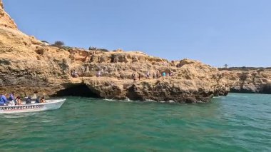 Portekiz: Lagos, Portekiz 'den gelen manzaralı bir tekne gezisi, dramatik uçurumlar, gizli mağaralar ve kristal berrak suların yer aldığı güney kıyı şeridini nefes kesici bir şekilde gösteriyor.
