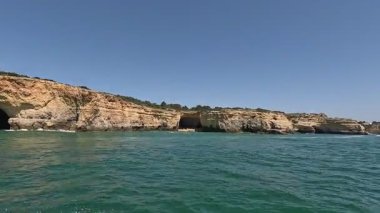 Portekiz: Lagos, Portekiz 'den gelen manzaralı bir tekne gezisi, dramatik uçurumlar, gizli mağaralar ve kristal berrak suların yer aldığı güney kıyı şeridini nefes kesici bir şekilde gösteriyor.