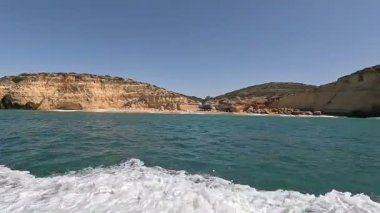 Portekiz: Lagos, Portekiz 'den gelen manzaralı bir tekne gezisi, dramatik uçurumlar, gizli mağaralar ve kristal berrak suların yer aldığı güney kıyı şeridini nefes kesici bir şekilde gösteriyor.