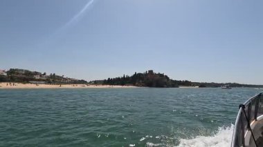 Portekiz: Lagos, Portekiz 'den gelen manzaralı bir tekne gezisi, dramatik uçurumlar, gizli mağaralar ve kristal berrak suların yer aldığı güney kıyı şeridini nefes kesici bir şekilde gösteriyor.