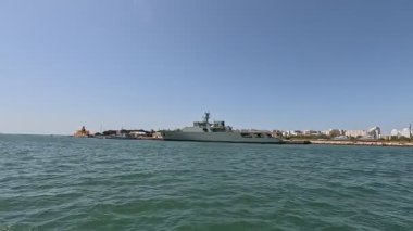 Portekiz: Lagos, Portekiz 'den gelen manzaralı bir tekne gezisi, dramatik uçurumlar, gizli mağaralar ve kristal berrak suların yer aldığı güney kıyı şeridini nefes kesici bir şekilde gösteriyor.