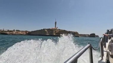 Portekiz: Lagos, Portekiz 'den gelen manzaralı bir tekne gezisi, dramatik uçurumlar, gizli mağaralar ve kristal berrak suların yer aldığı güney kıyı şeridini nefes kesici bir şekilde gösteriyor.