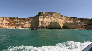 Portekiz: Lagos, Portekiz 'den gelen manzaralı bir tekne gezisi, dramatik uçurumlar, gizli mağaralar ve kristal berrak suların yer aldığı güney kıyı şeridini nefes kesici bir şekilde gösteriyor.