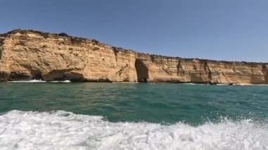 Portekiz: Lagos, Portekiz 'den gelen manzaralı bir tekne gezisi, dramatik uçurumlar, gizli mağaralar ve kristal berrak suların yer aldığı güney kıyı şeridini nefes kesici bir şekilde gösteriyor.