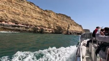 Portekiz: Lagos, Portekiz 'den gelen manzaralı bir tekne gezisi, dramatik uçurumlar, gizli mağaralar ve kristal berrak suların yer aldığı güney kıyı şeridini nefes kesici bir şekilde gösteriyor.