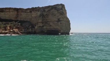 Portekiz: Lagos, Portekiz 'den gelen manzaralı bir tekne gezisi, dramatik uçurumlar, gizli mağaralar ve kristal berrak suların yer aldığı güney kıyı şeridini nefes kesici bir şekilde gösteriyor.