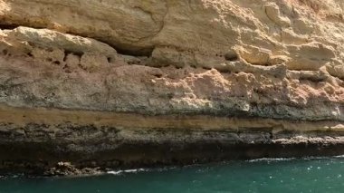 Portekiz: Lagos, Portekiz 'den gelen manzaralı bir tekne gezisi, dramatik uçurumlar, gizli mağaralar ve kristal berrak suların yer aldığı güney kıyı şeridini nefes kesici bir şekilde gösteriyor.