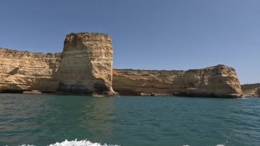 Portekiz: Lagos, Portekiz 'den gelen manzaralı bir tekne gezisi, dramatik uçurumlar, gizli mağaralar ve kristal berrak suların yer aldığı güney kıyı şeridini nefes kesici bir şekilde gösteriyor.