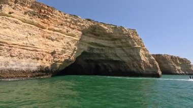 Portekiz: Lagos, Portekiz 'den gelen manzaralı bir tekne gezisi, dramatik uçurumlar, gizli mağaralar ve kristal berrak suların yer aldığı güney kıyı şeridini nefes kesici bir şekilde gösteriyor.