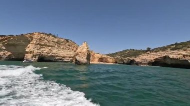 Portekiz: Lagos, Portekiz 'den gelen manzaralı bir tekne gezisi, dramatik uçurumlar, gizli mağaralar ve kristal berrak suların yer aldığı güney kıyı şeridini nefes kesici bir şekilde gösteriyor.