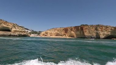 Portekiz: Lagos, Portekiz 'den gelen manzaralı bir tekne gezisi, dramatik uçurumlar, gizli mağaralar ve kristal berrak suların yer aldığı güney kıyı şeridini nefes kesici bir şekilde gösteriyor.