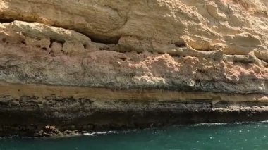 Portekiz: Lagos, Portekiz 'den gelen manzaralı bir tekne gezisi, dramatik uçurumlar, gizli mağaralar ve kristal berrak suların yer aldığı güney kıyı şeridini nefes kesici bir şekilde gösteriyor.