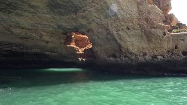 Portekiz: Lagos, Portekiz 'den gelen manzaralı bir tekne gezisi, dramatik uçurumlar, gizli mağaralar ve kristal berrak suların yer aldığı güney kıyı şeridini nefes kesici bir şekilde gösteriyor.