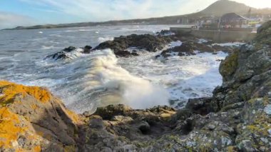 İskoçya: Dunbar tarihi konağı etrafındaki kıyı ve mimari manzaralar, kale harabeleri, uçurum üstü yolları, limanlar ve yaz gökyüzünün altındaki kumlu plajlar.