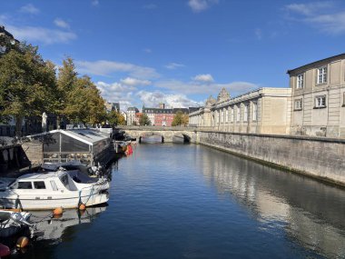 İkonik Kopenhag şehir binalarının panoramik manzarası - açık gökyüzü koşulları altında Danimarka kıyısı boyunca kule ve çağdaş Kopenhag yapısı.