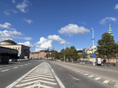 İkonik Kopenhag şehir binalarının panoramik manzarası - açık gökyüzü koşulları altında Danimarka kıyısı boyunca kule ve çağdaş Kopenhag yapısı.