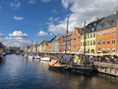 İkonik Kopenhag şehir binalarının panoramik manzarası - açık gökyüzü koşulları altında Danimarka kıyısı boyunca kule ve çağdaş Kopenhag yapısı.