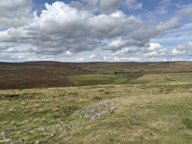 İskoçya 'daki Hudut Tepeleri üzerindeki manzaralar fundalık, koyun otlağı, nehir vadileri, katmanlı tepeler ve kırsal arazi üzerindeki açık gökyüzü ile kaplıdır..