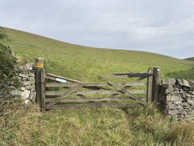 İskoçya 'daki Hudut Tepeleri üzerindeki manzaralar fundalık, koyun otlağı, nehir vadileri, katmanlı tepeler ve kırsal arazi üzerindeki açık gökyüzü ile kaplıdır..
