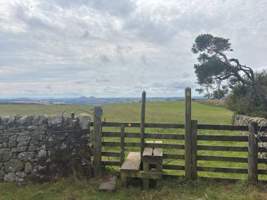 İskoçya 'daki Hudut Tepeleri üzerindeki manzaralar fundalık, koyun otlağı, nehir vadileri, katmanlı tepeler ve kırsal arazi üzerindeki açık gökyüzü ile kaplıdır..