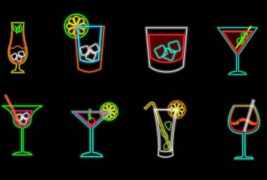 Kokteyl neon ikonu seti. Kokteyl koleksiyonu neon tabelalar. Parlak panolar, hafif pankartlar. Modern trend tasarımı, gece lambası panosu, rozetler, tasarım şablonu.
