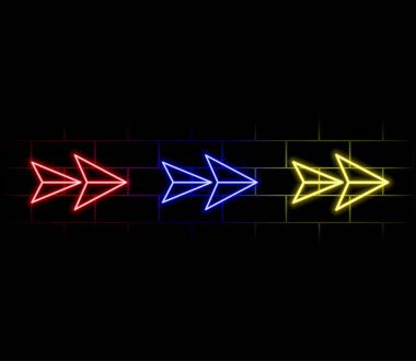 İzole edilmiş neon yönlü oklar, LED işaret çizgileri, Parlayan retro sokak kulübü ışık tabelaları, çoklu renk koleksiyonu (pembe, mavi, turuncu ve yeşil)