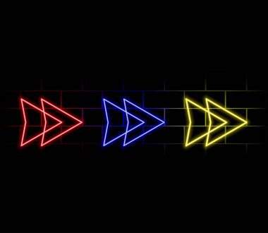 Neon ok işareti. Tuğla duvarda parlayan turuncu neon ok işaretçisi seti