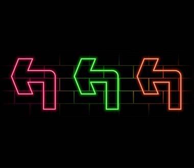 Koyu arkaplanda ışıklı ok işaretleri var. Parlak mavi, yeşil, pembe ve mor yönlü işaretler, kumarhane, gece şovu veya parti, kulüp, bar veya sinema tasarımı