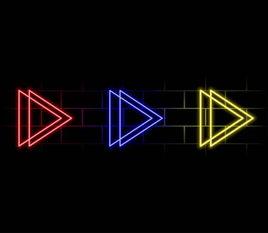 Gerçekçi neon oklar. Farklı renk işaretçileri. Reklam tabelası tasarımı. Farklı şekillerde parlak nesneler. Parlak çizgi lambaları. Yön sembolleri aydınlatılıyor. Vektör