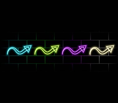 Vector Neon Arrow tabelası tuğla duvar zemininde 7 'ye ayarlandı. Retro neon simgeleri ok sembolü seti, işaret simgeleri, imleç. Renkli parlayan ışık ok pankartı, kulüp veya bar için amblem