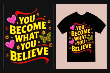 Siyah tişört modeliyle 