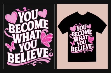 Siyah tişört modeliyle 