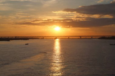 Köprü ve nehrin üzerinde gün batımı