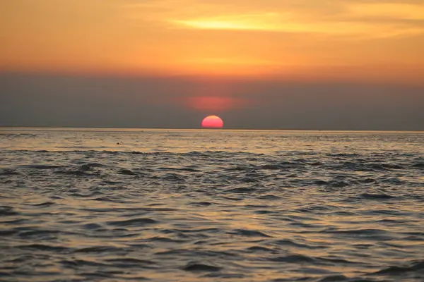 Deniz fotoğrafçılığının üzerinde gün batımı 