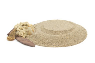 Beyaz arka planda izole edilmiş mercanlarla süslenmiş çöl kum tepeciği..