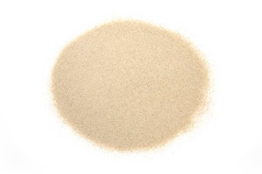 Beyaz arka planda izole edilmiş çöl kumu, üst görünüm.